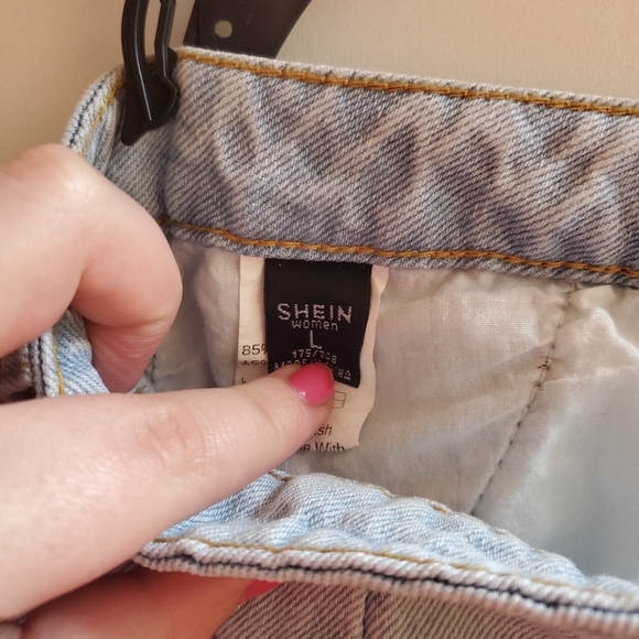 Denim Mom Shorts with Pleated Waist - Picture 3 of 3